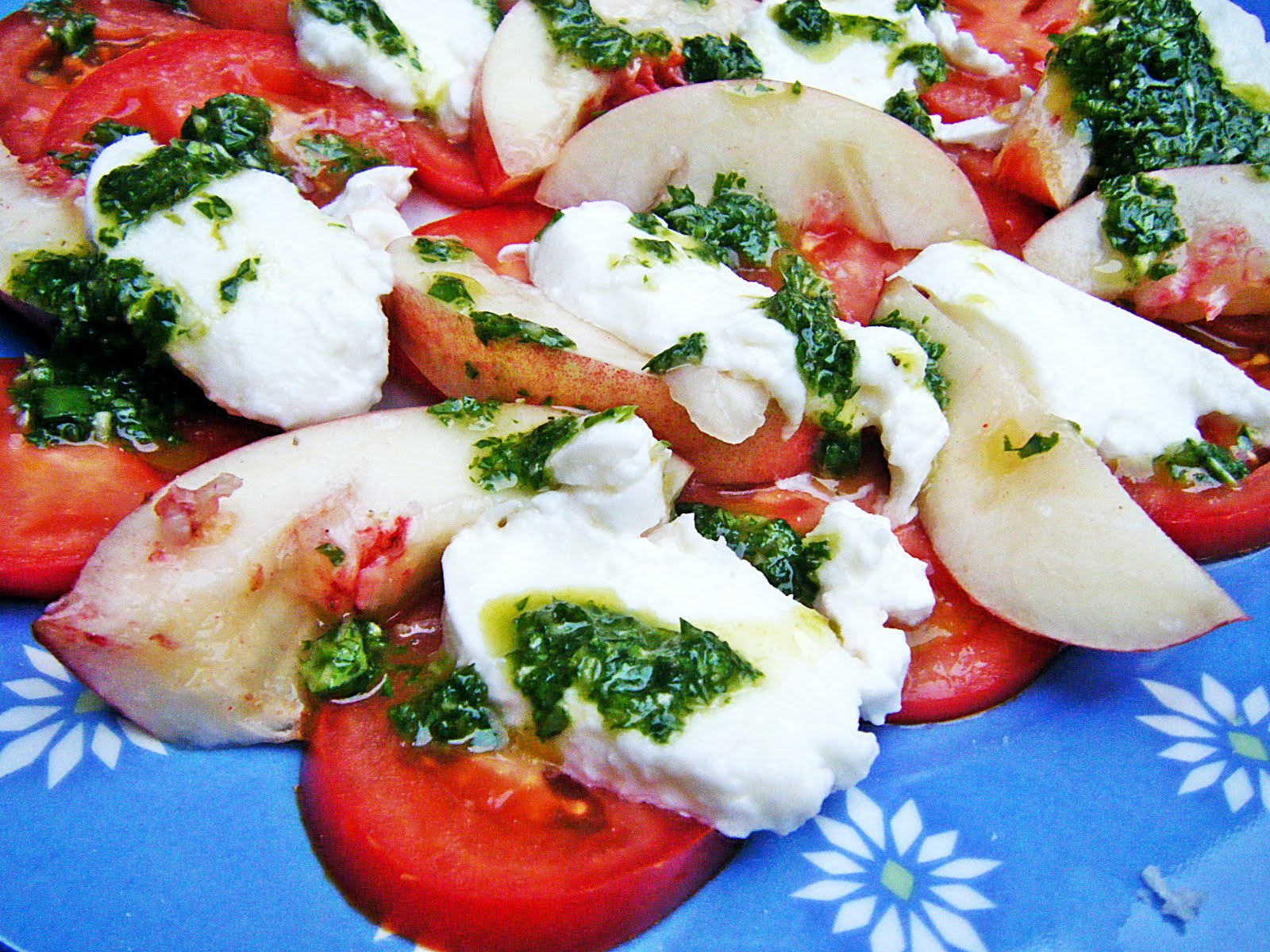 Tomaten-Nektarinen-Salat mit Büffelmozzarella &amp; Basilikumöl | Sugar &amp; Spice