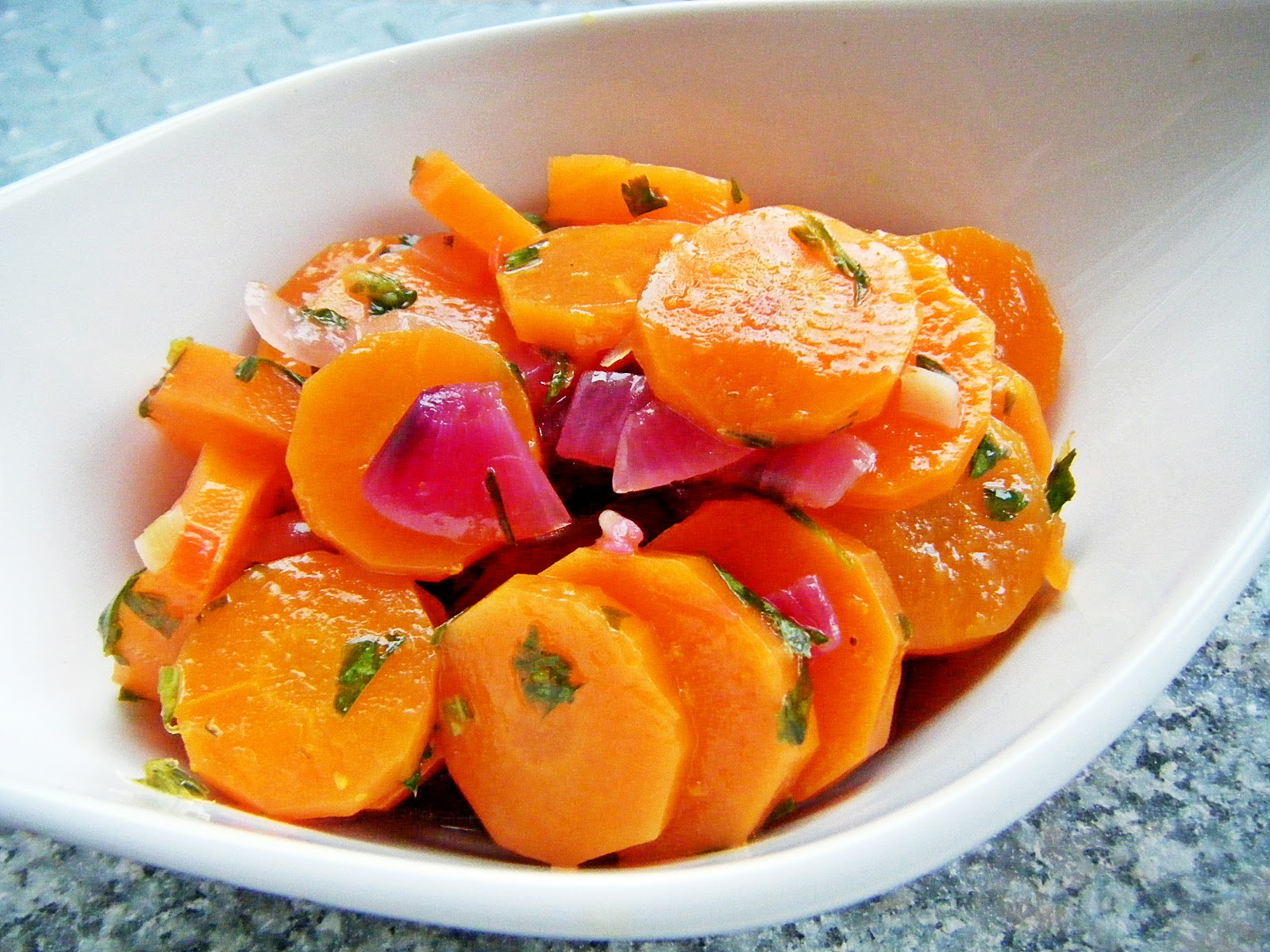 Orientalischer Möhrensalat mit Orangen-Honig-Dressing | Sugar &amp; Spice