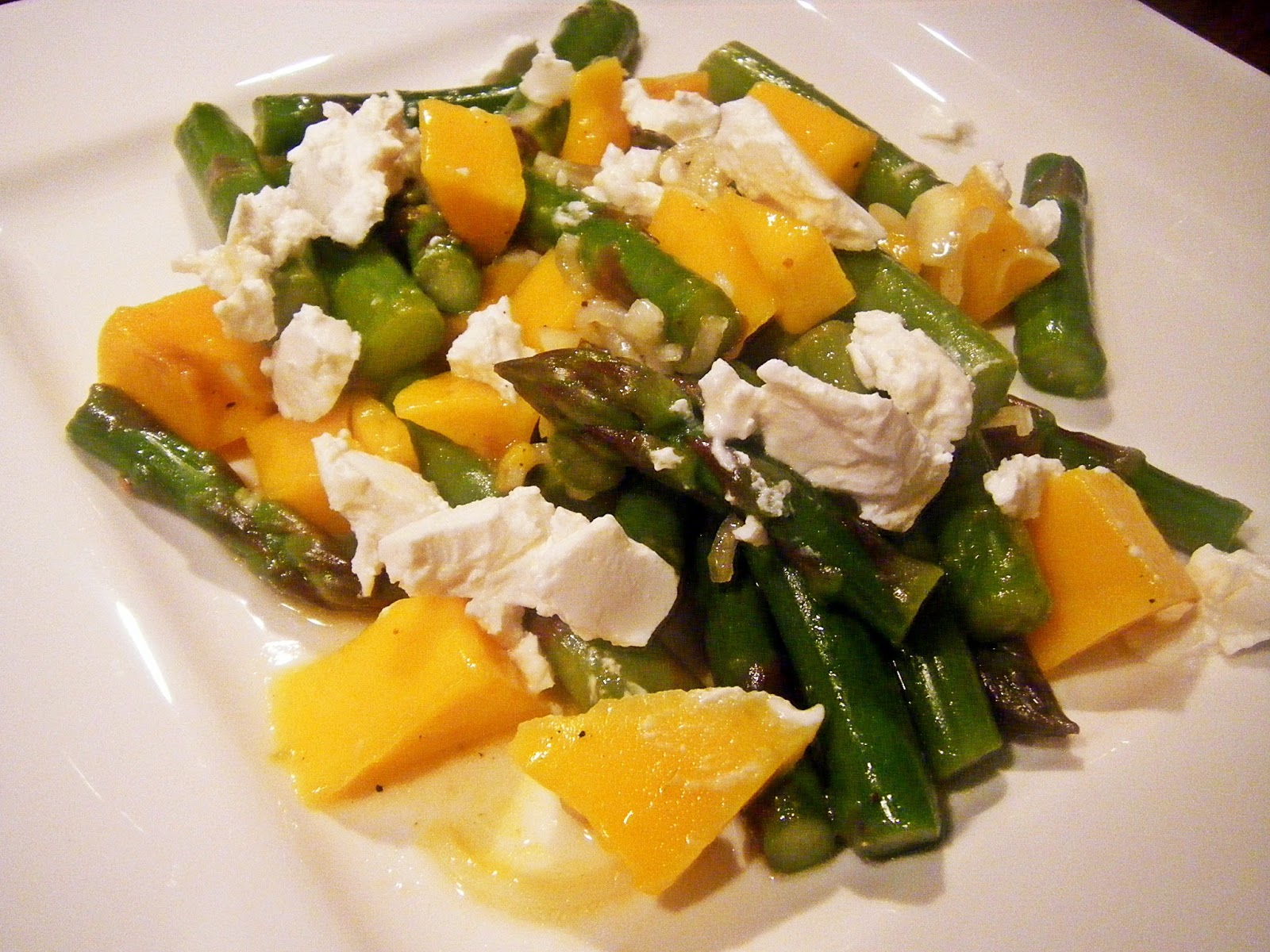 Spargel-Mango-Salat mit Ziegenfrischkäse | Sugar &amp; Spice