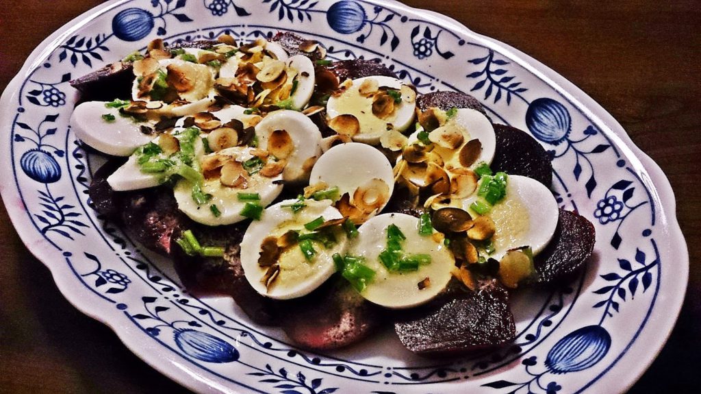 Rote-Bete-Salat mit Eiern und Meerrettich-Vinaigrette | Sugar &amp; Spice