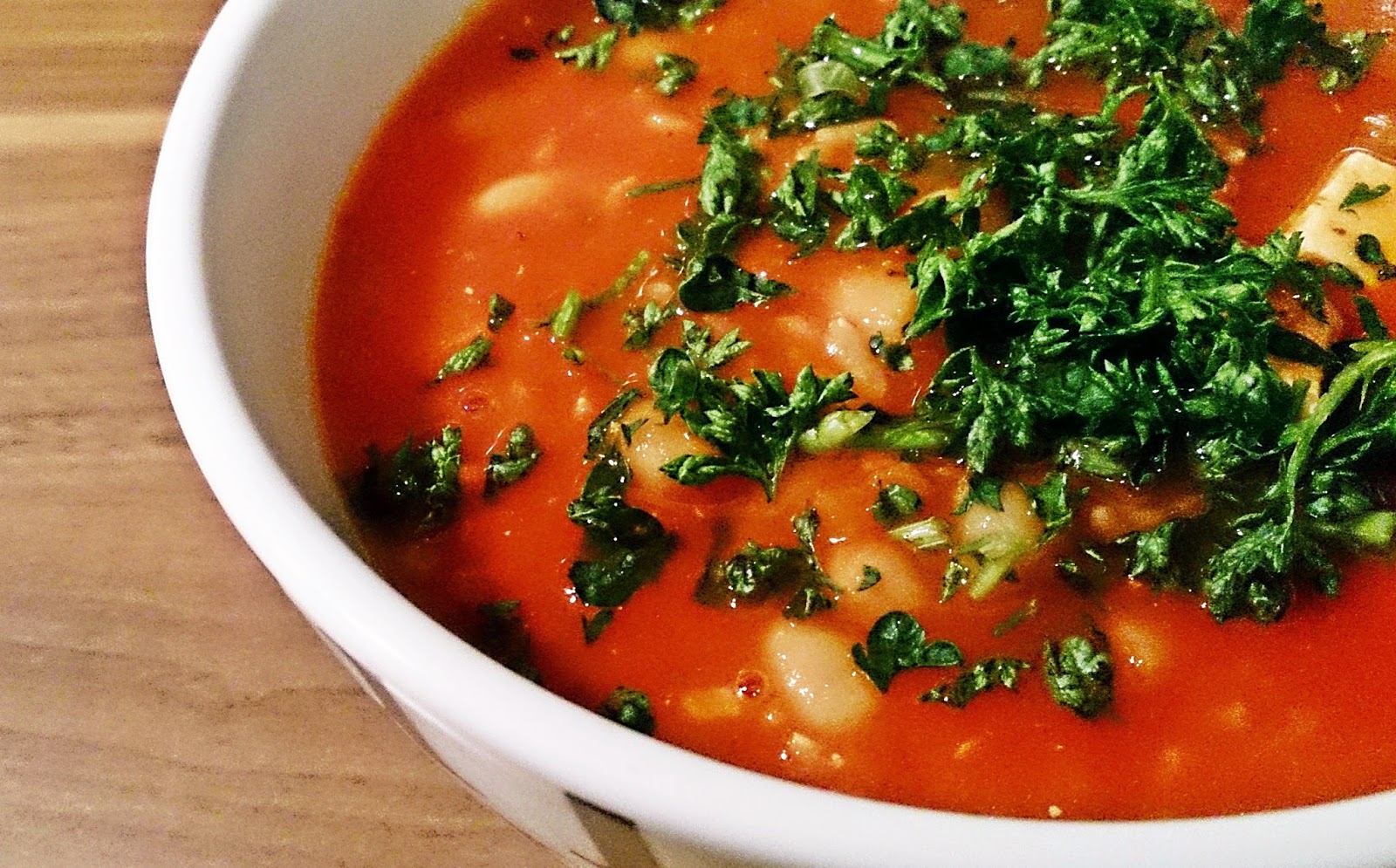 Scharfe Tomatensuppe mit Reis, weißen Bohnen und Feta | Sugar &amp; Spice