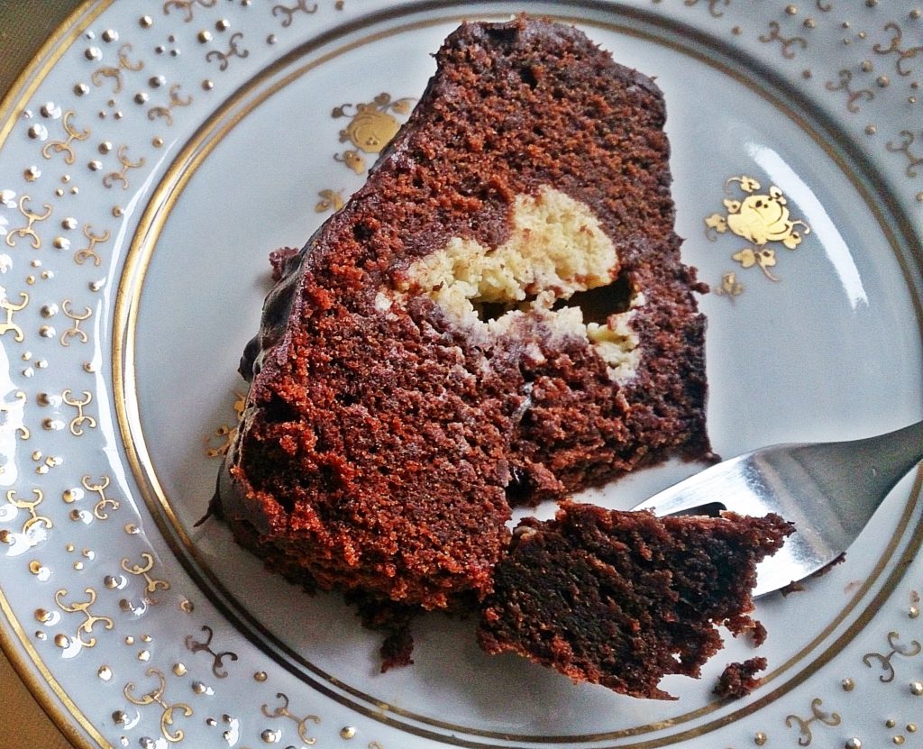 Schokoladen-Kakao-Guglhupf mit Cheesecake-Füllung und Schokoladen ...