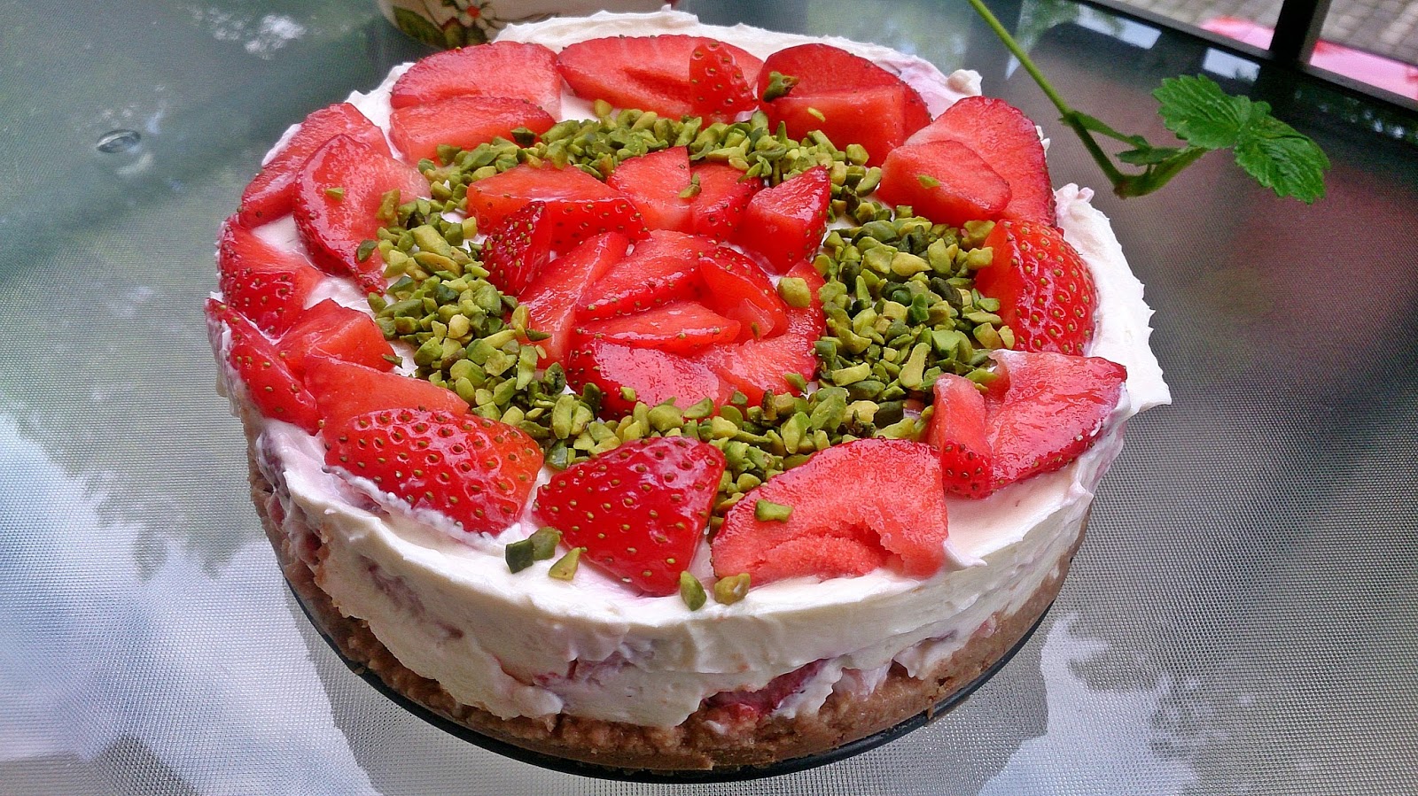Erdbeer-Cheesecake mit Schokowaffel-Boden – ohne Backen! | Sugar &amp; Spice