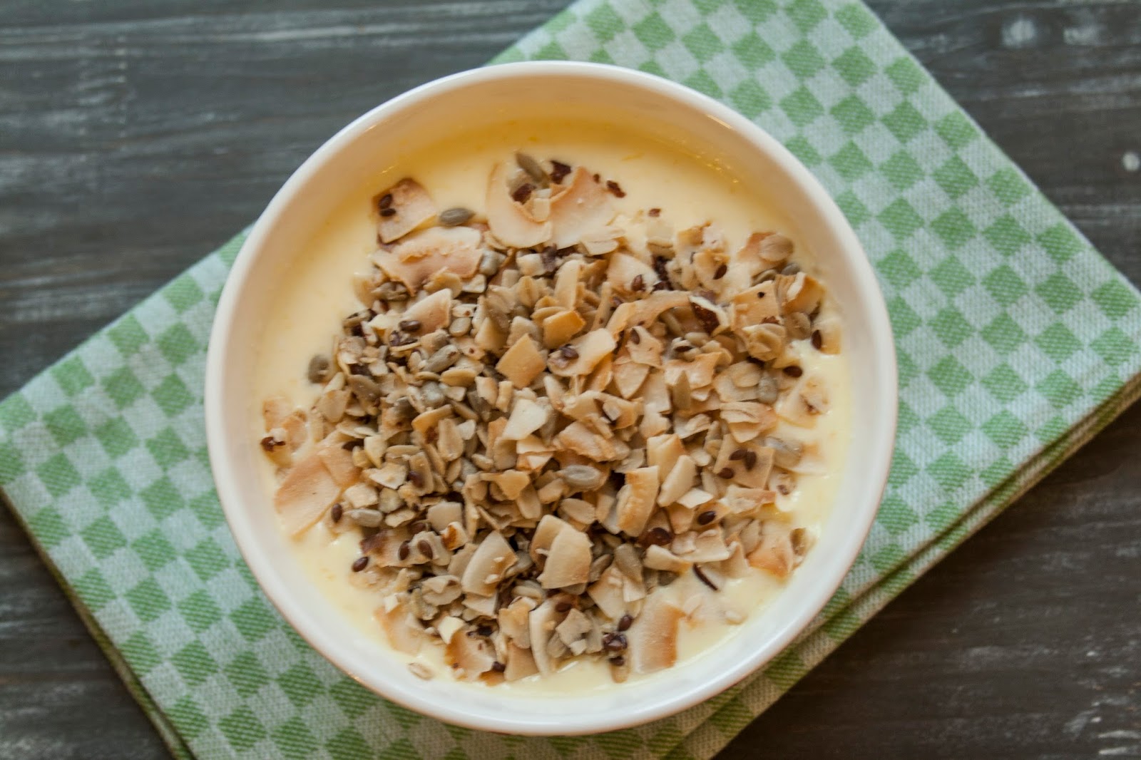 Mango-Smoothiebowl mit (fast) zuckerfreiem Kokos-Müsli | Sugar &amp; Spice