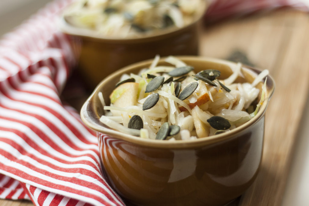 Gebrühter Krautsalat mit Apfel und Kernen Gebrühter Krautsalat mit Apfel und Kernen