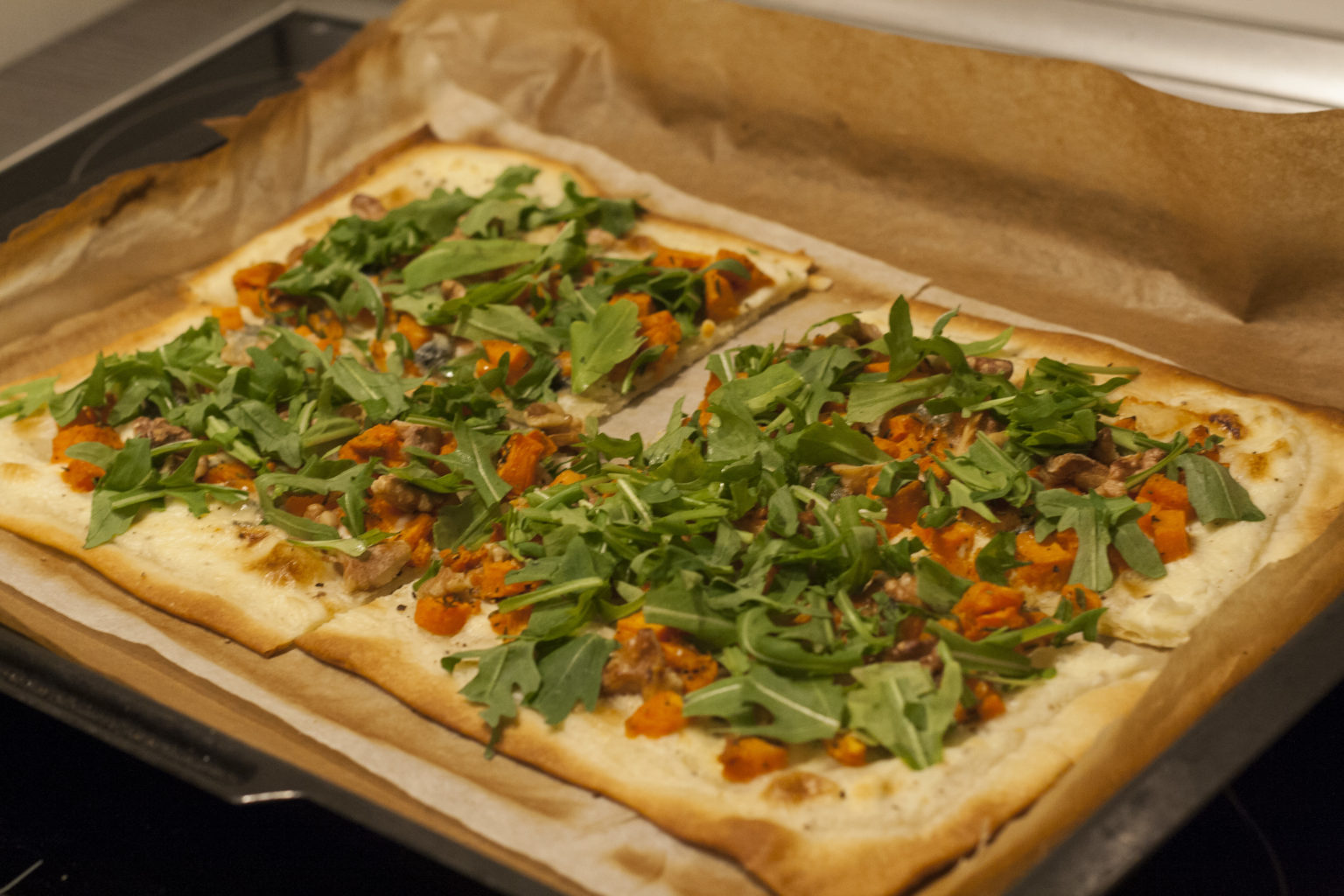 Flammkuchen mit Süßkartoffel, Gorgonzola, Walnüssen und Rucola