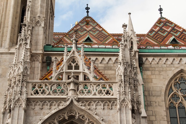 6 Matthiaskirche Budapest buntes Dach und Details